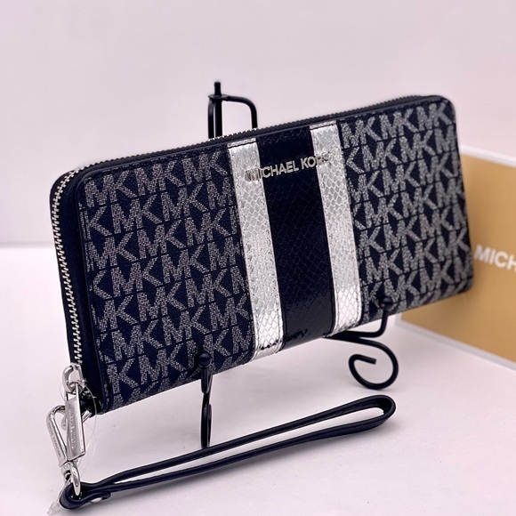 Michael Kors Jet Set Travel Large Signature
Logo and Metallic Continental Wallet - Picture 1 of 11